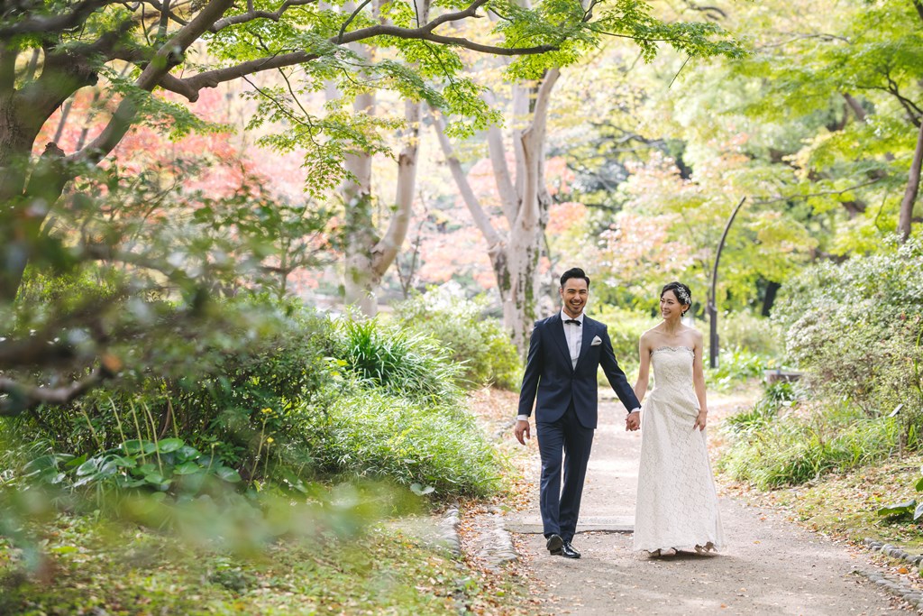 日比谷公園での洋装前撮り全体イメージ、噴水や緑豊かなスポットでウェディングドレスが美しく映える多彩な一枚