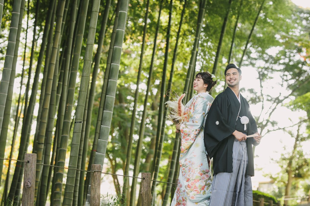 蘆花恒春園の竹林での和装前撮り、整然と並ぶ青竹の縦ラインと和装の色彩が美しく調和した凛とした一枚