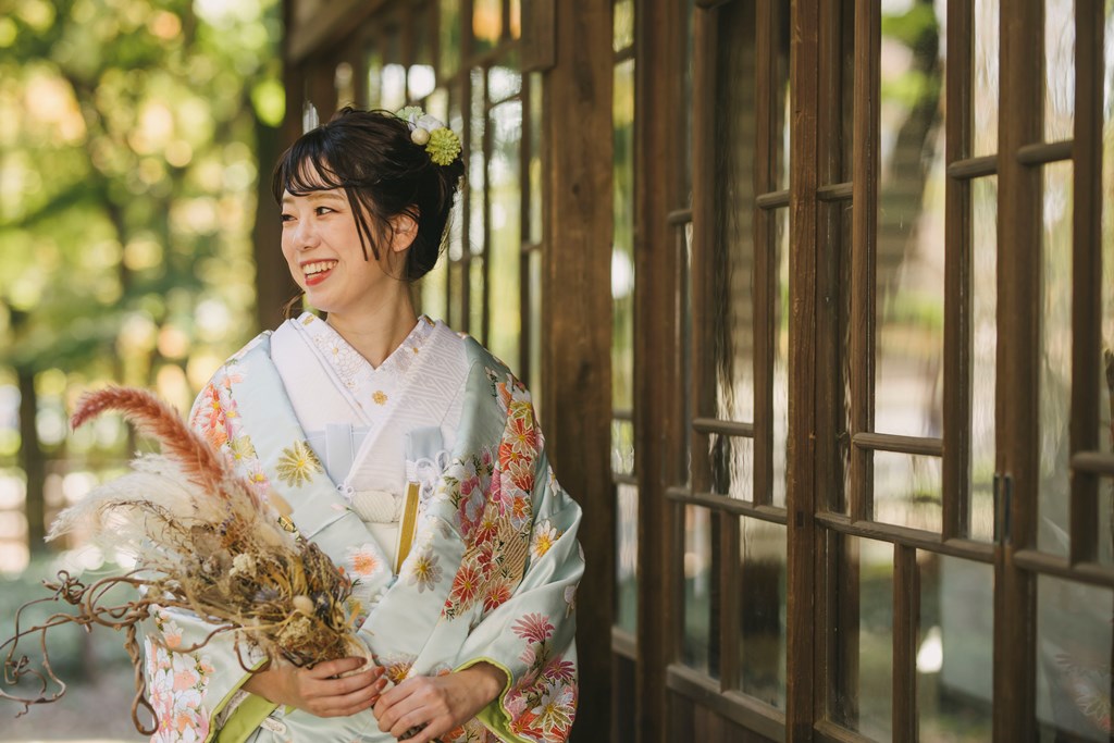 蘆花恒春園での和装前撮りトータルコーディネート、旧宅や竹林の静かな雰囲気に自然に調和したヘアメイクと和小物の花嫁スタイリング