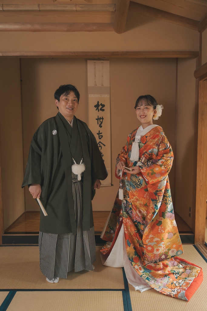 桜花亭・花畑記念公園で和装撮影をする新郎新婦