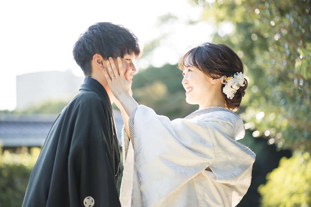 和装の白無垢を着て笑顔の新郎新婦の写真