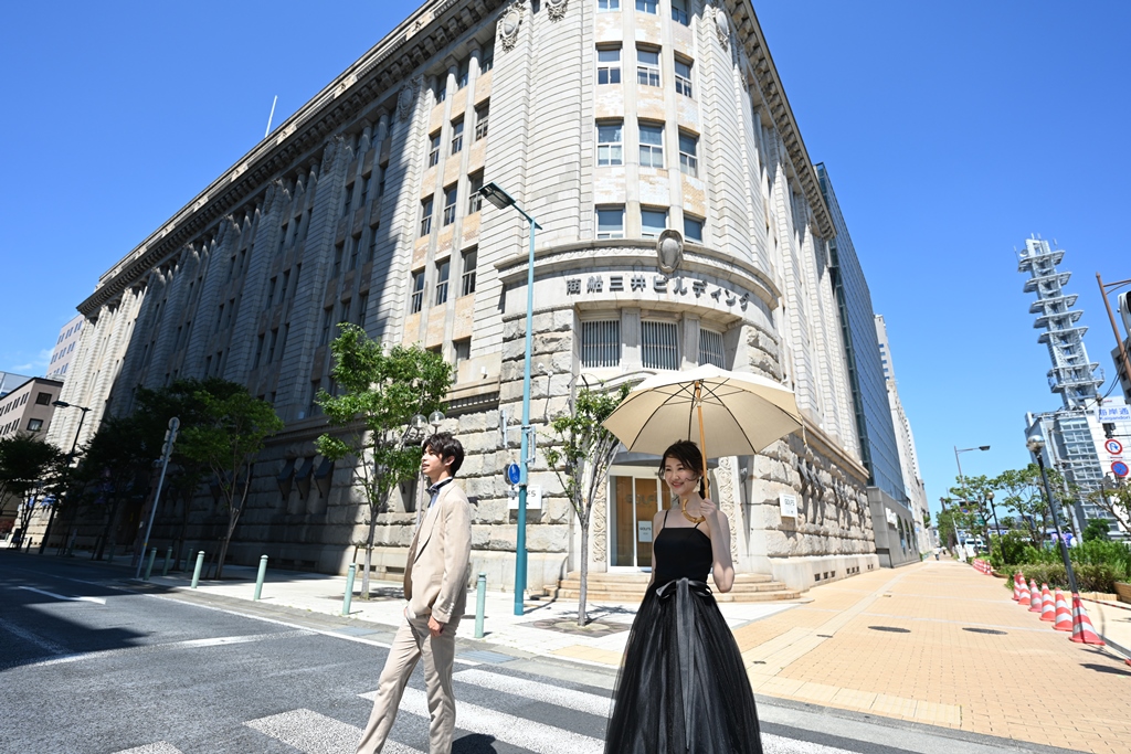 旧居留地三井ビルディングの前で撮った結婚写真