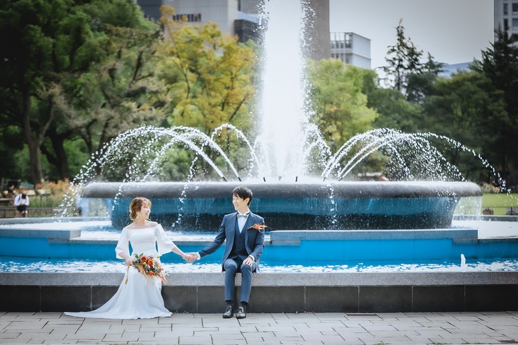 日比谷公園でのスポット別ドレスコーディネートイメージ、噴水前のクラシカルなレースドレス・野外音楽堂のシンプルドレス・緑エリアのナチュラルドレスの対比