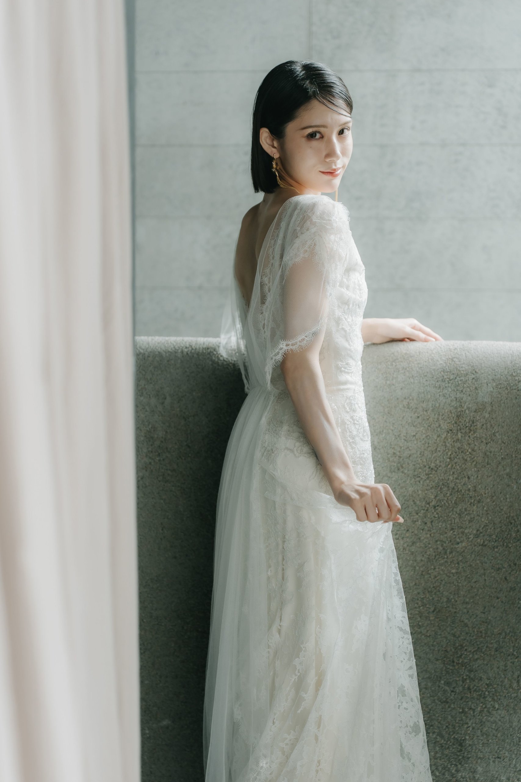 シンプルなミニマルデザインのドレスを着た花嫁