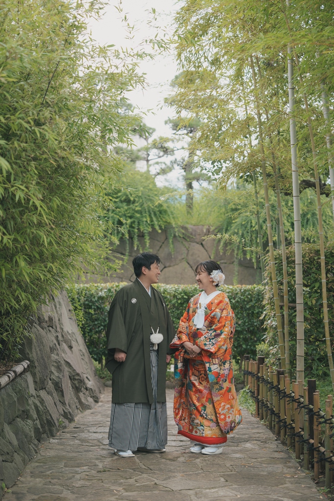 桜花亭・花畑記念公園で和装撮影をする新郎新婦