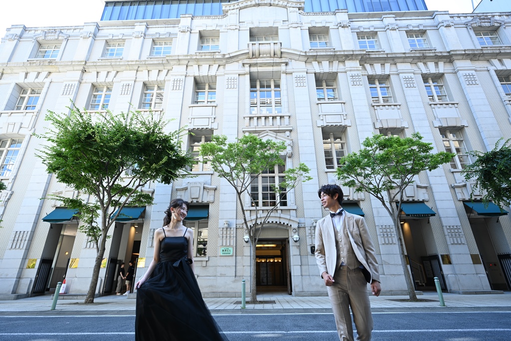 旧居留地のオシャレなビルと一緒にブラックドレスで撮った結婚写真