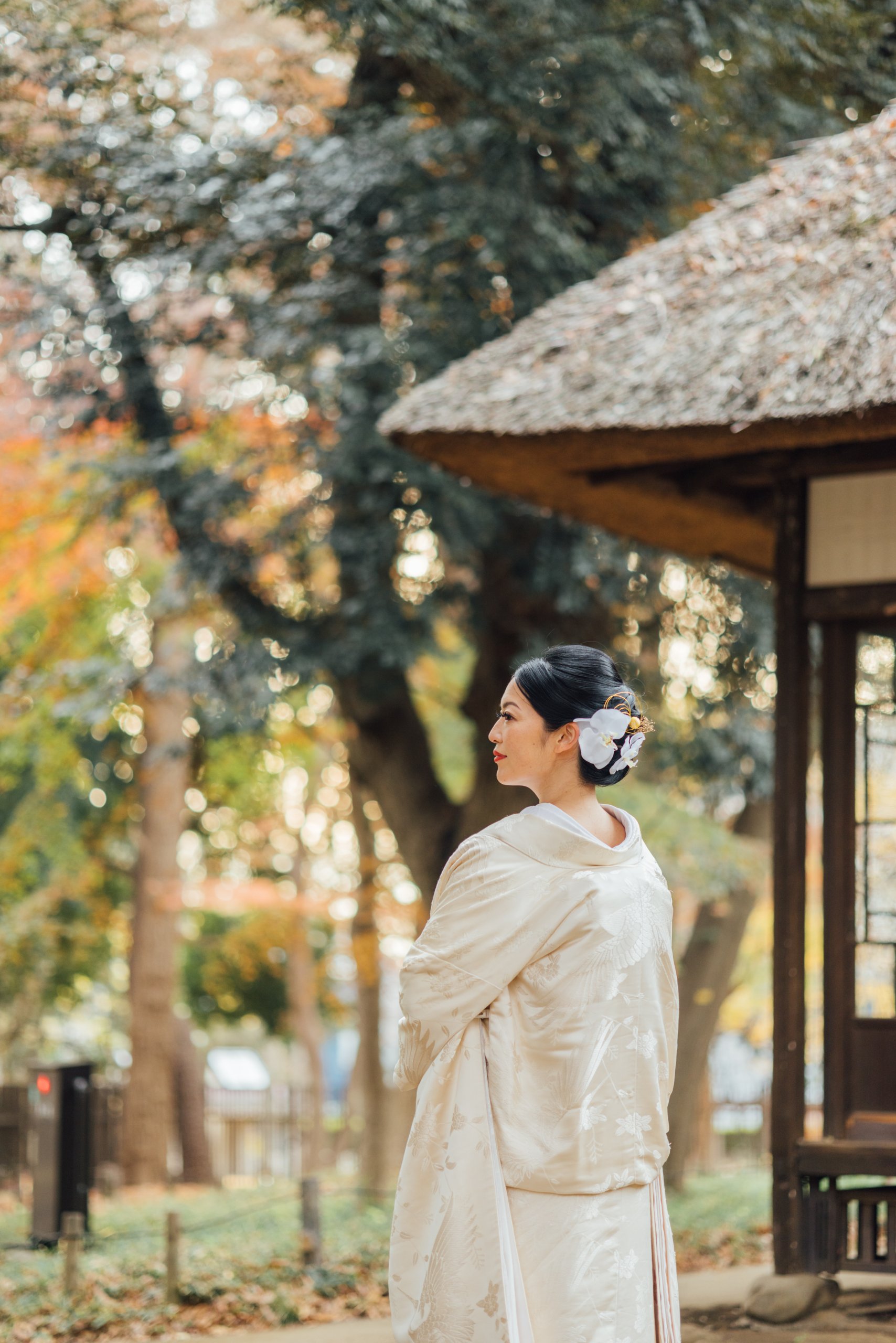 蘆花恒春園の徳冨蘆花旧宅縁側での和装前撮り、古い縁側の木の質感と白無垢が自然に調和した格調ある印象的な一枚