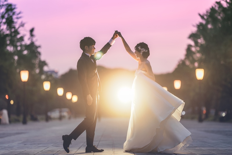 フォトウェディングでダンスを楽しむ新郎新婦