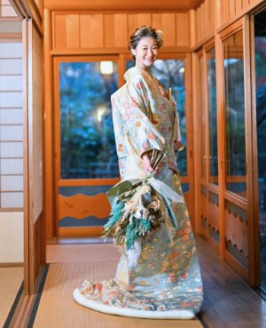 淡いブルーを基調にしたサムシングブルーの色打掛「吉草緑文」で、幸せを願う和装前撮り（衣装番号OMOS01）