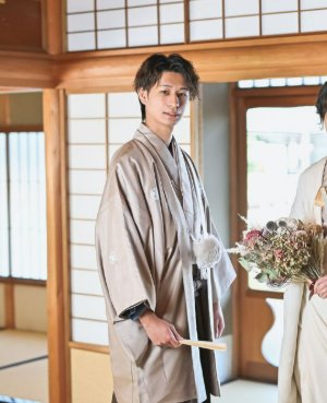 トレンドを取り入れたカフェオレ色の紋付袴で、モダンでおしゃれな新郎姿の和装前撮り（衣装番号TP05）