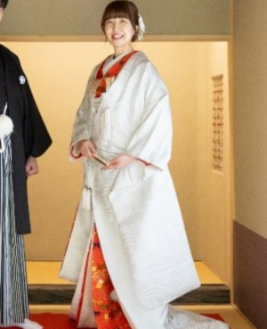 真紅に鶴が舞う色掛下で白無垢に華やぎを添える、格式高い和装フォトウェディング（衣装番号NK04）
