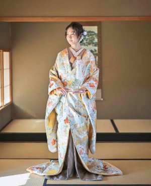 淡い水色に白と桃色の花が並ぶ色打掛「花彩流水」。表参道店の和装前撮りでふんわり優しい花嫁姿に（衣装番号TMOS06）