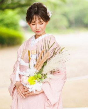 桜色の絞りがふんわり優しい色掛下で、白無垢を可憐に彩る春らしい和装前撮り（衣装番号TK07）