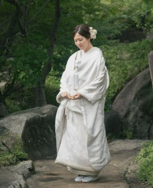 花の扇子とリボン、松模様を織り込んだ珍しい白無垢。表参道店の和装前撮りで華やかな花嫁姿に（衣装番号YR106）