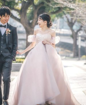 パフスリーブが可愛い肌なじみの良いピンクベージュのプリンセスラインのカラードレスで、上品なフォトウェディングに（衣装番号NCE203）