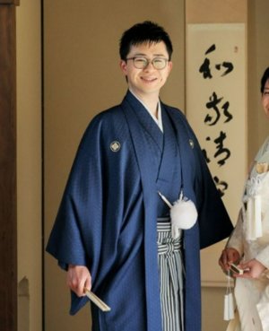 深い紺色に絞り模様を施した紋付袴。表参道店の和装前撮りで伝統的な趣と華やかさを両立する新郎衣装（衣装番号TP01）