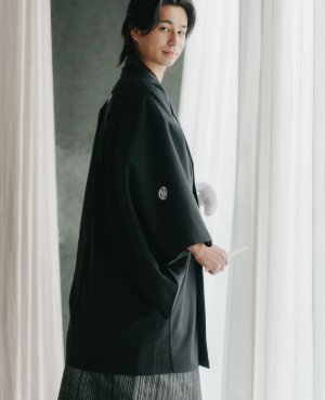マットな黒が重厚なリッチブラックの紋付袴で、揺るがない品格を感じさせる和装の結婚写真（衣装番号DP01）
