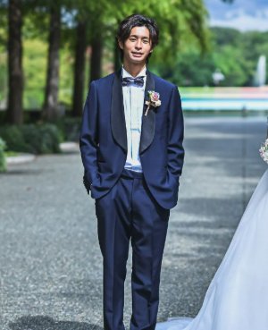 丸い襟元がおしゃれなブルーロワイヤルのタキシード。表参道店の洋装前撮りでドレスにも合わせやすい新郎衣装（衣装番号OP15）