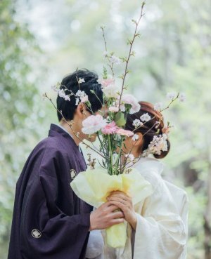深みのある紫蘭色の紋付袴で、気品と華やかさのある新郎姿に仕上げる和装の結婚写真（衣装番号TG03）