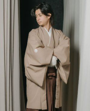 まろやかなスモークモカの紋付袴。表参道店の和装前撮りで温もりと品格のある新郎の装いに（衣装番号DH02）