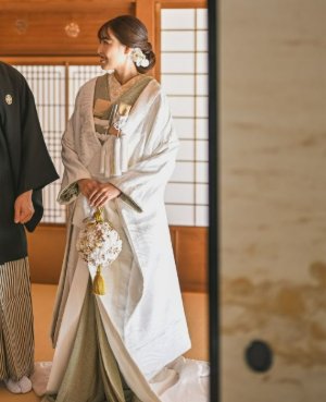 波模様を織り込んだ白無垢に絞りグリーンの色掛下を合わせた、凛とした和装前撮りのコーディネート（衣装番号NB101）