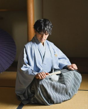 霜のように淡く透き通るフロストブルーの紋付袴で、清涼感のある和装前撮りに（衣装番号NP06）