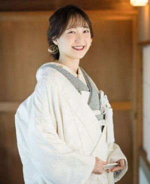 鶴と桜を織り込んだ白無垢に絞りの藍色の色掛下を合わせた、凛とした和装前撮りのコーディネート（衣装番号NF102）
