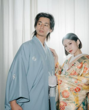 霧をまとったようなスモークブルーの紋付袴で、知的でモダンな新郎姿を残す和装前撮り（衣装番号DH01）