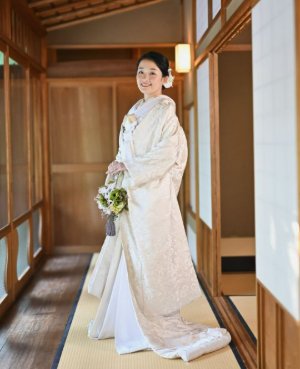 上品な光沢をまとったオフホワイトの白無垢。表参道店の和装の結婚写真で清楚な花嫁姿を引き立てる一着（衣装番号NP101）