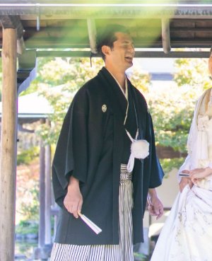 黒地に絞り模様を施した精悍な紋付袴。表参道店の和装の結婚写真で伝統美と現代感覚を両立する新郎衣装（衣装番号NG04）