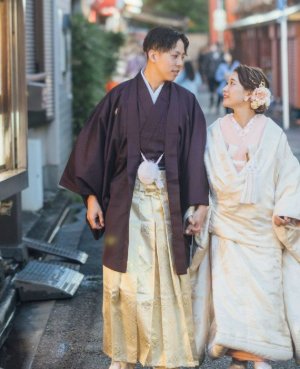 濃紫の紋付にゴールドの袴を合わせた個性的な装いで、華やかな和装フォトウェディングに（衣装番号TG07）