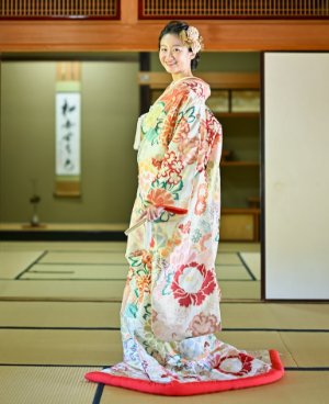 淡いクリーム地の色打掛「吉祥花文」は、和装フォトウェディングで少しカジュアルにおしゃれを楽しめる一着（衣装番号NMOS02）