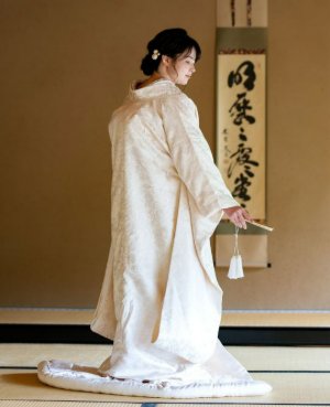 ぬくもりのある質感と優しい文様が可憐な白無垢で、幸せに満ちた和装前撮りに（衣装番号TS205）