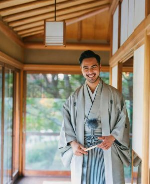 落ち着いた上品なグレーの紋付袴。表参道店の和装前撮りで格式と現代的な感性を兼ね備えた新郎姿に（衣装番号DS01）