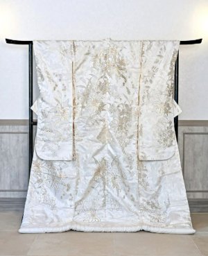 百合の花を大胆に描いた優雅な白無垢で、清らかさと強さを感じる和装フォトウェディング（衣装番号YS107）