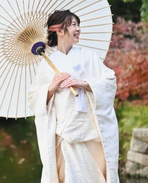 草花や木々を立体的な刺繍で描いた重厚な白無垢で、自然の息吹を感じる和装前撮り（衣装番号NS102）