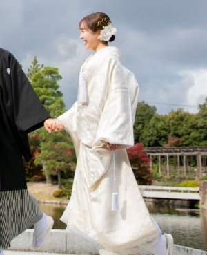 温かみのある生成りの生地で仕立てた白無垢で、穏やかで上品な和装前撮りに（衣装番号SF104）