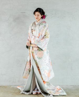 光沢のある白地に爽やかな色が織り交ざる色打掛「碧凛白雪」で正面に立つ、表参道店の和装フォトウェディング（衣装番号YMOS15）