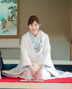 淡いブルーの色掛下が白無垢に透明感を添える、表参道店のモダンで清楚な和装前撮り（衣装番号SK03）