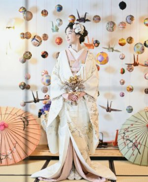 羽の模様まで細かく描いた芸術的な白無垢。表参道店の和装前撮りで大人のおしゃれにこだわる花嫁に（衣装番号SP102）
