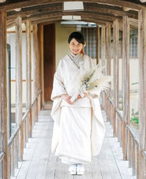 純白の中に繊細な花柄を織り込んだ白無垢。表参道店の和装前撮りで伝統美と可憐さを両立する一着（衣装番号SS103）
