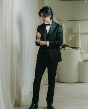 上質な生地を重ねた艶のあるノワールのタキシードで、特別な瞬間を格調高く残す結婚写真（衣装番号TR01）