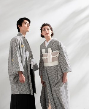 紋付とペアコーデができるタータンムースの色掛下。表参道店の和装前撮りで新郎新婦の装いをそろえて（衣装番号DK15）