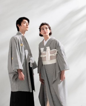 スコティッシュなチェック柄を取り入れたタータンムースの紋付袴。表参道店の和装前撮りで個性を出したい新郎に（衣装番号DS05）