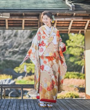 ベージュとオレンジの幾何学模様がレトロな色打掛「菊花加恋」。表参道店の和装前撮りで温かみのある写真に（衣装番号SMOS04）