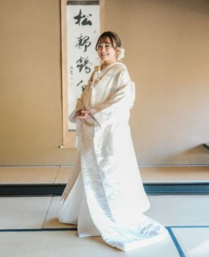 伝統模様にそっと彩りを添えたやさしい印象の白無垢。表参道店の和装前撮りで可憐でぬくもりのある花嫁姿に（衣装番号TB202）
