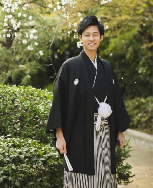 落ち着いた質感のマットな黒紋付袴で、伝統的な格式を大切にする和装の結婚写真（衣装番号OG01）