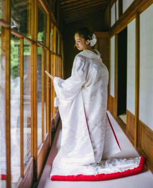 流れるような刺繍が肌なじみの良い生成りの白無垢。表参道店の和装前撮りで温かみのある花嫁姿に（衣装番号SB102）