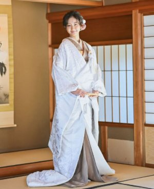 まろやかなカフェオレ色の色掛下で、白無垢をナチュラルモダンに仕上げる和装前撮り（衣装番号NK10）