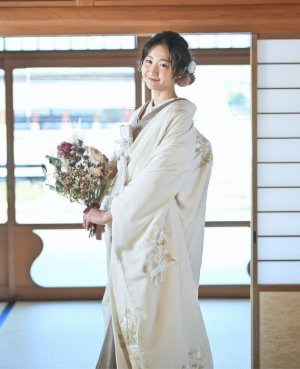 最高級の生地で仕立てた光沢のある白無垢。表参道店の和装前撮りで和モダンな花嫁姿に仕上がる一着（衣装番号OR104）